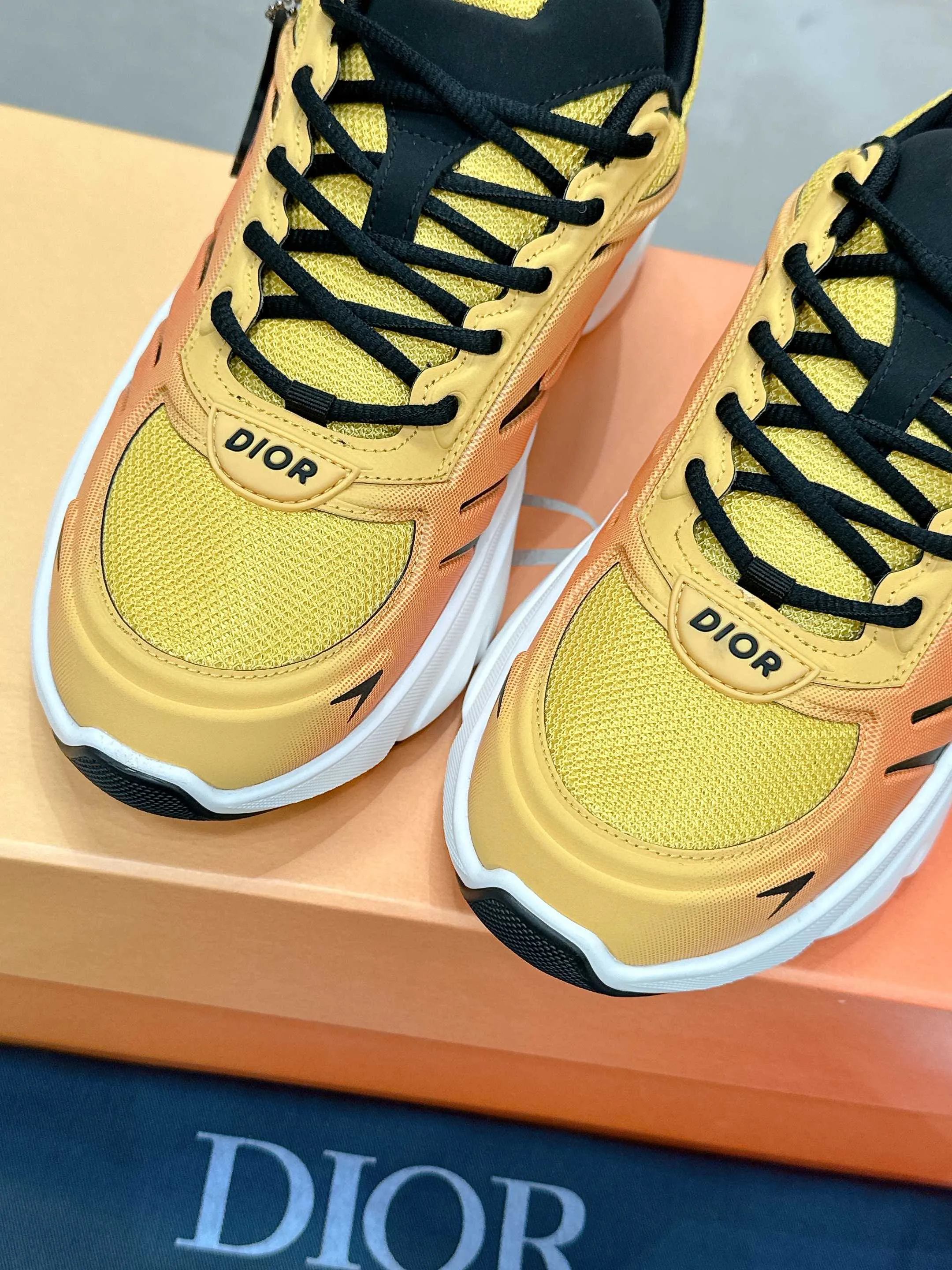 Factory price 760💰 Top version! ! ! Dior Dior's latest B44 Blade series, couple style, casual, thick-soled sneakers, running shoes, purchased from the original, developed and manufactured. This B44 Blade sneaker comes from the DIOR AND LEWIS HAMILTON exclusive limited series. It adopts a full silhouette design, eye-catching and fashionable, and is inspired by the 2000s. Crafted from gradient blue mesh with tonal technical panels, the sole is finished with a contrasting Blade panel that pays homage to the sport of running. DIOR AND LEWIS HAMILTON signature charms hang from the eyelets, while the Dior signature adorns the upper, heel and sides. Paired with black shoelaces, it is more refined, and the padded support design on the back highlights the sports aesthetic style, which can add modern style to all kinds of casual looks. Exquisite packaging at the delivery counter🛍📦 ▪️ Fabric: Original imported first-layer cowhide ▪️ Lining: Original imported breathable mesh ▪️ Sole: Original open-molded non-slip rubber material ▪️ Bottom thickness: 5.5CM ▪️ Size: Women's 35-40 / Men's 39-46
